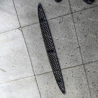 La cubierta inferior para el THERMO KING T-600M, T-800M, T-1000M, T-680Pro, T-880Pro, T-1080Pro, modelo 988025 GRILLE-LOWER-TK NEGRO, SP