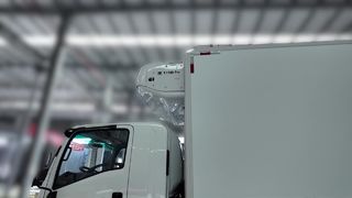 Unidad de refrigeración T-1180Pro THERMO KING instalada en el camión QINGLING ISUZU 700P Instalación Eff